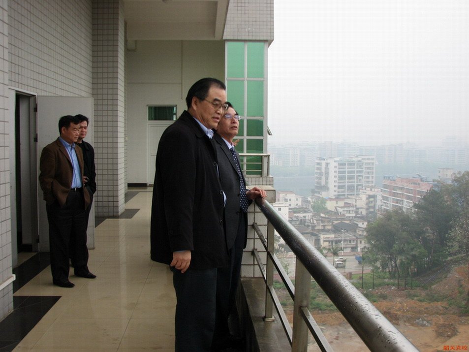 魏晓欣在对我院进行参观