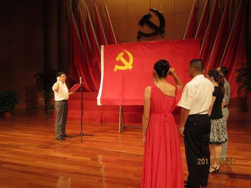 副校长杨斌带领新党员宣誓