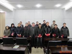 校领导为2011年度先进工作者颁奖